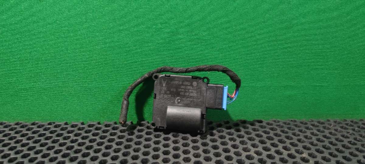 4F0 820 511 A 0 132 801 359 - Моторчик заслонки печки Audi A6 C6 (S6,RS6) 2007г. - Фото 2